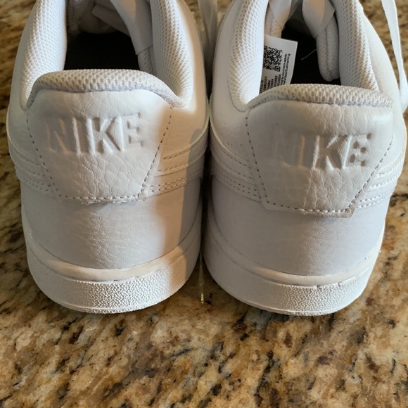 Brand new Nike court women - Picture 9 of 13